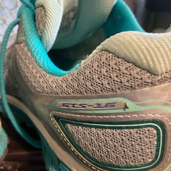 BROOKS GTS. GREAT SHOES FOR WORK OR PLAY SIZE 9.5 wide - Picture 5 of 13